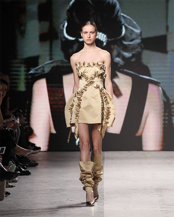 Modella sfila per fashion graduate 2018.