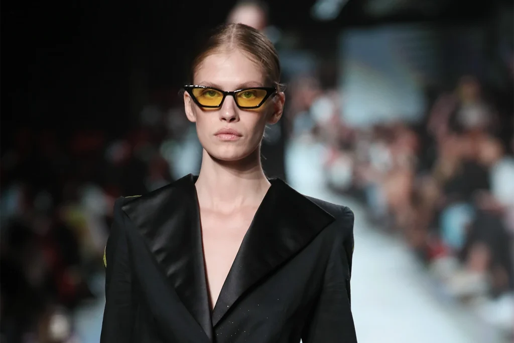 Modella sfila per fashion graduate.