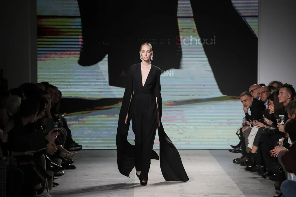 Modella sfila per fashion graduate.