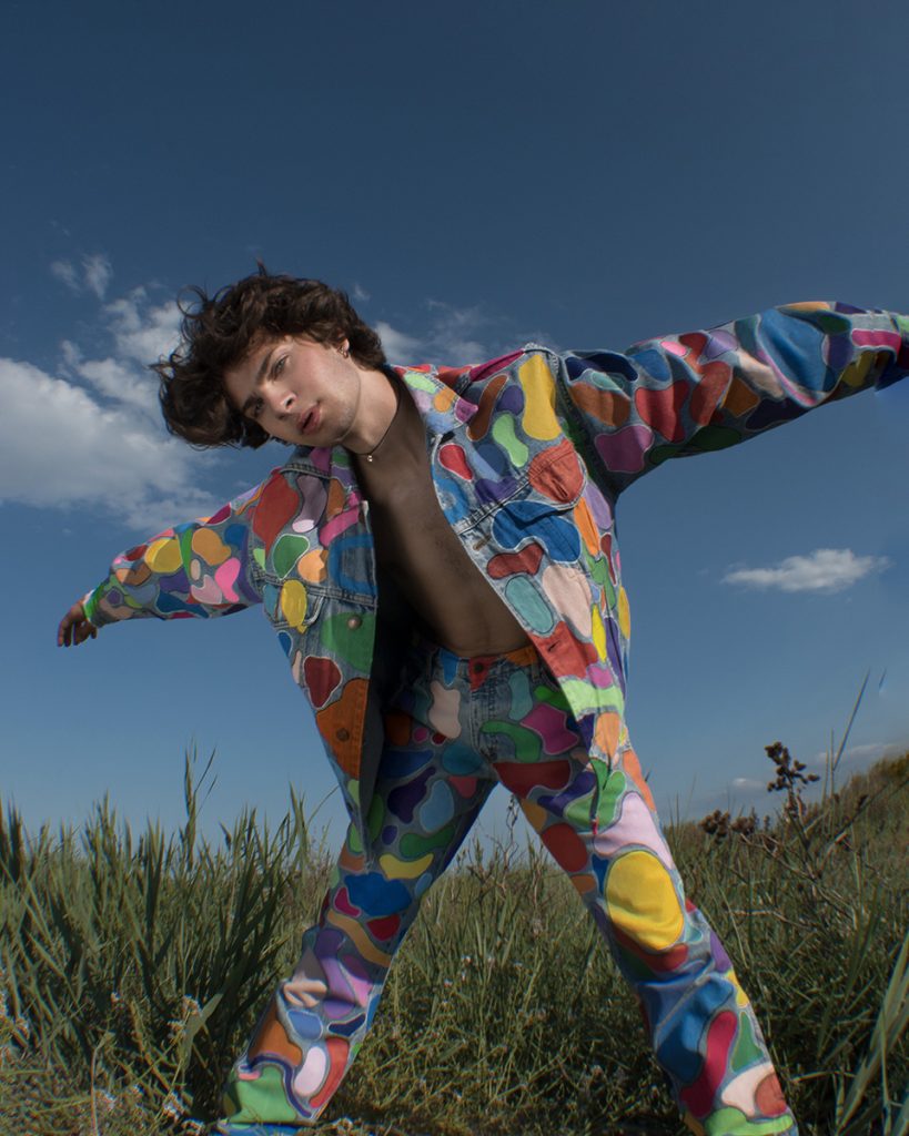 modello con completo giacca e pantaloni colorato e a quadretti