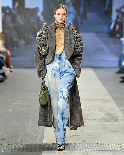 Modella sfila in passerella.