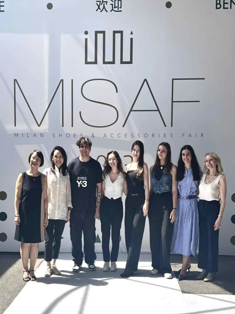foto di gruppo degli studenti che hanno partecipato a MISAF in piedi davanti al logo MISAF