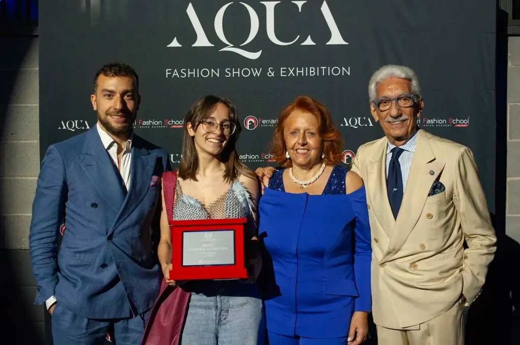 foto di gruppo di una studentessa con i 3 memebri di sartoria Caraceni