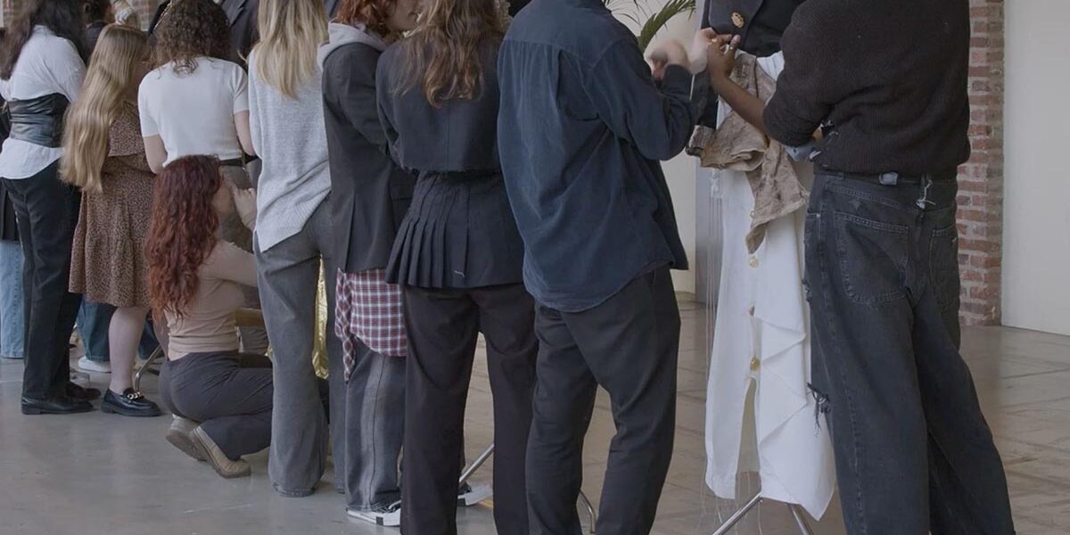 Ragazzi durante una lezione di moda