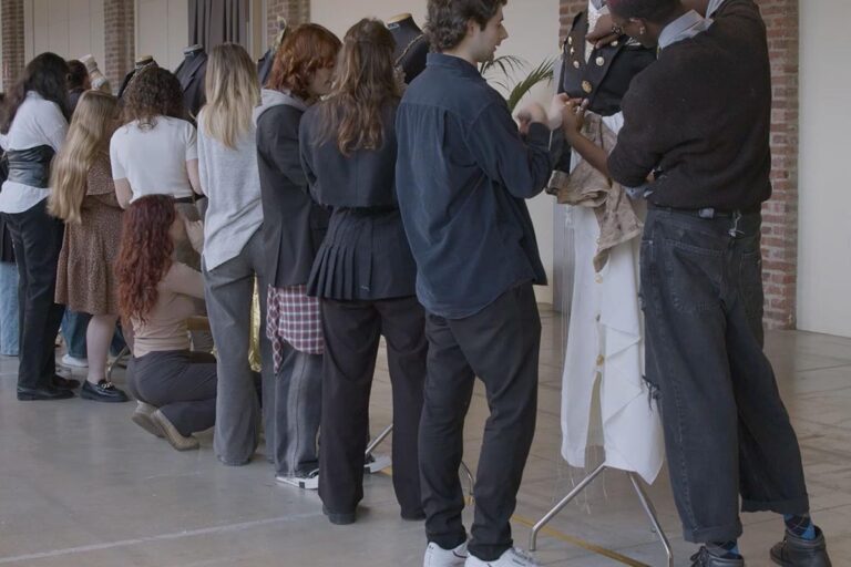 Ragazzi durante una lezione di moda