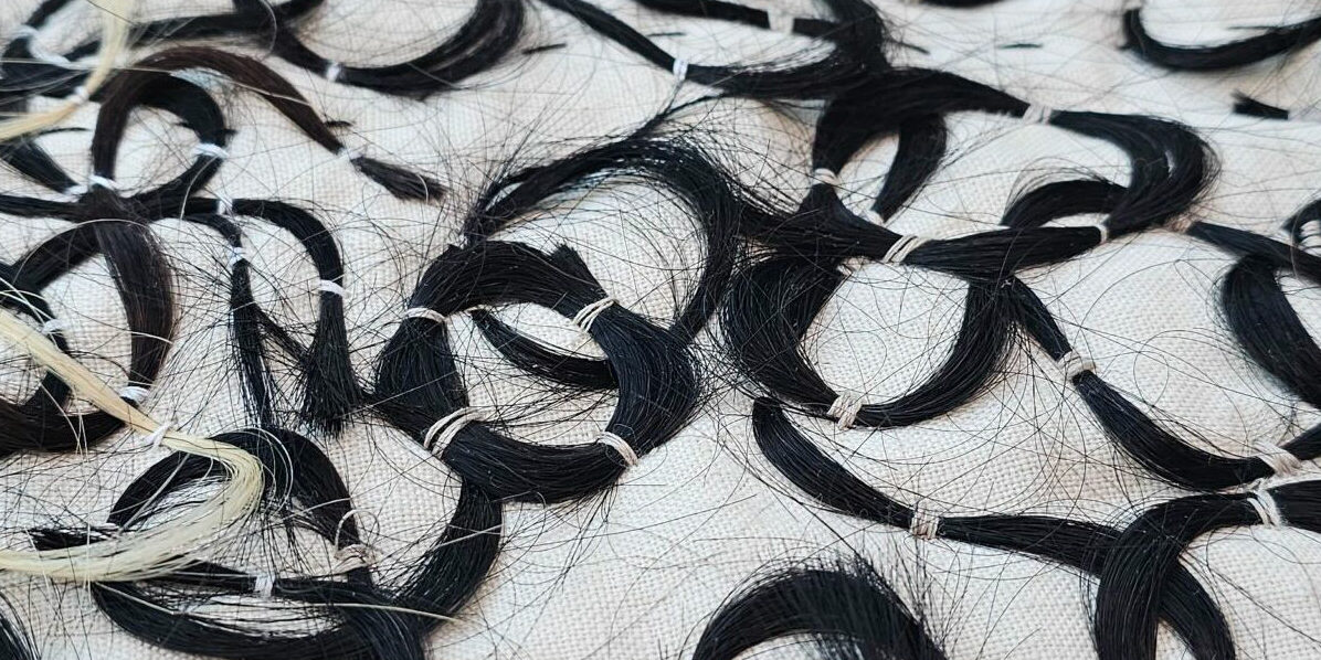 Foto di ciocche di capelli della mostra Ferrari Fashion School with Nieuwe Instituut