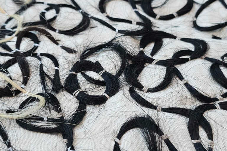 Foto di ciocche di capelli della mostra in collaborazione fra Ferrari Fashion School e Nieuwe Instituut