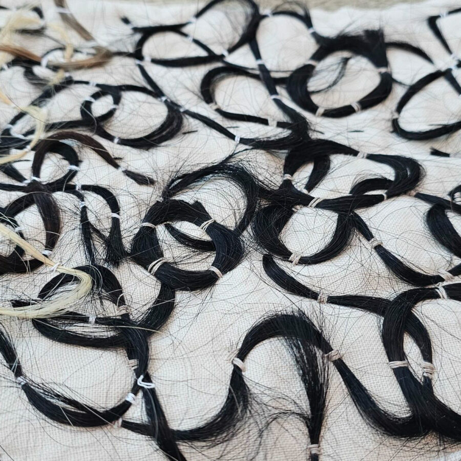 Ferrari Fashion School Nieuwe e Instituut Foto di ciocche di capelli della mostra in collaborazione fra Ferrari Fashion School e Nieuwe Instituut