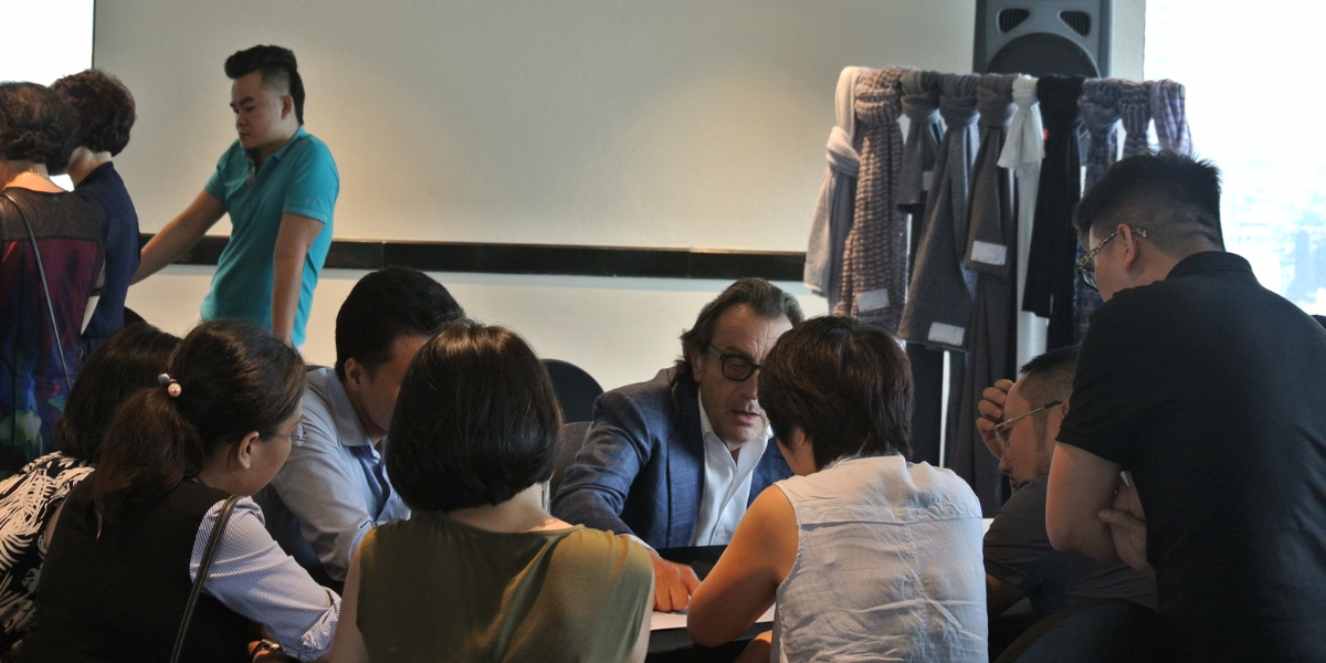 Luciano Bandi Luciano Bandi assieme a dei ragazzi