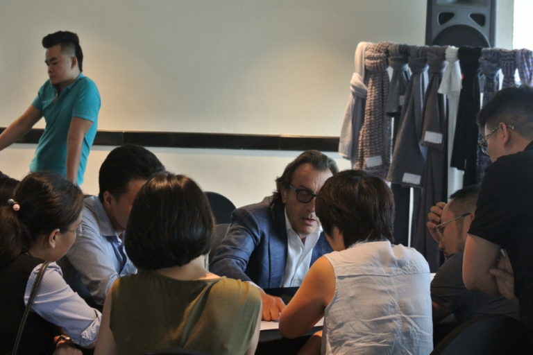 Luciano Bandi assieme a dei ragazzi