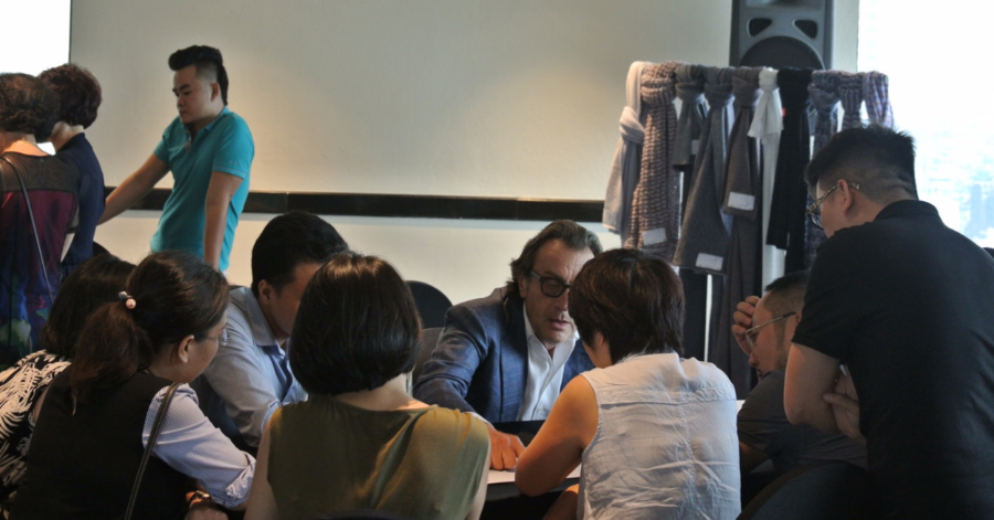 Luciano Bandi Luciano Bandi assieme a dei ragazzi