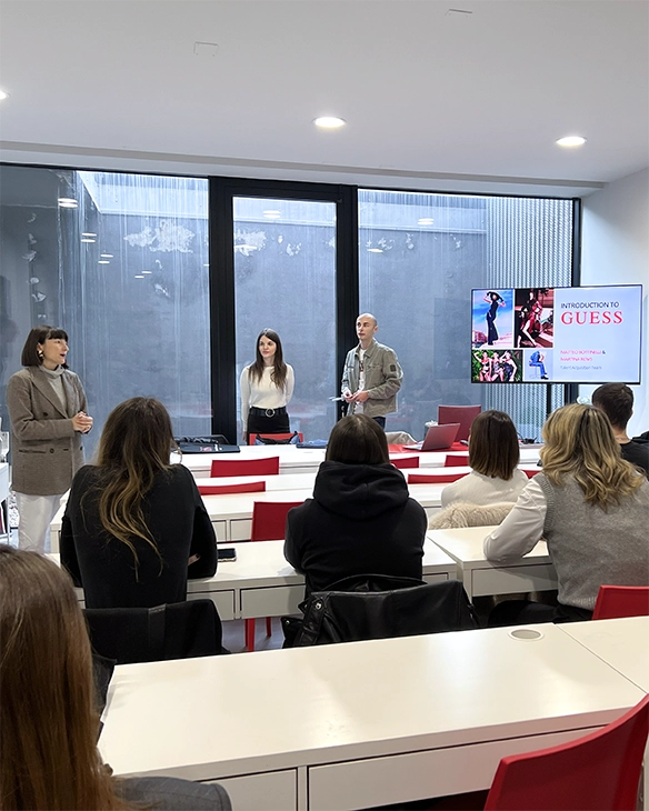 Ragazzi durante il career day di Gues in Ferrari Fashion School.