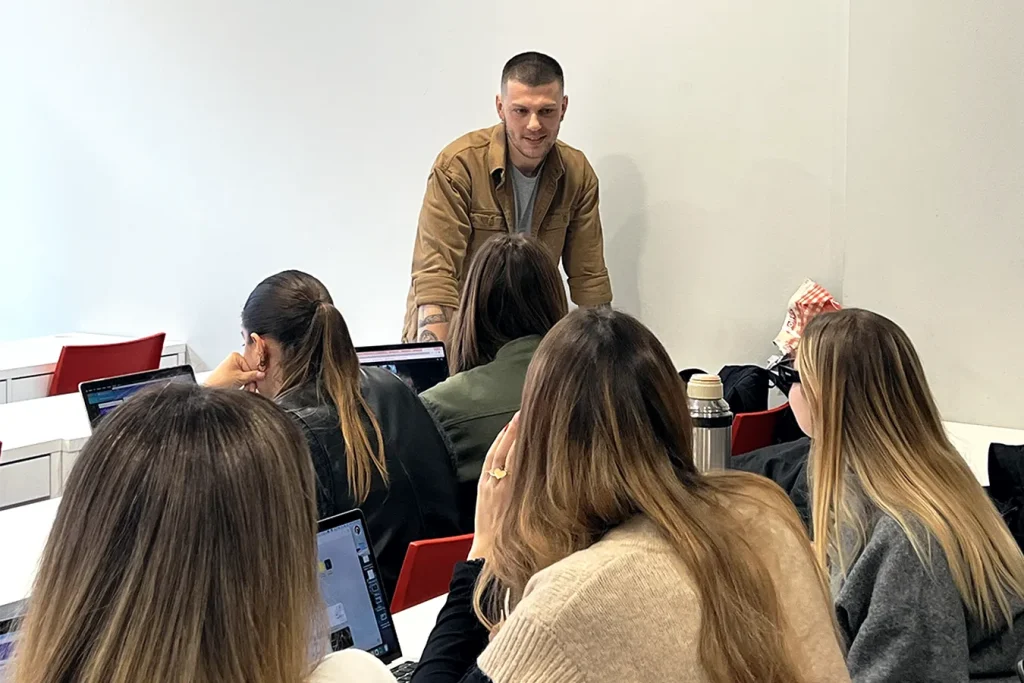 Ospite tiene una lezione rivolgendosi agli studenti.
