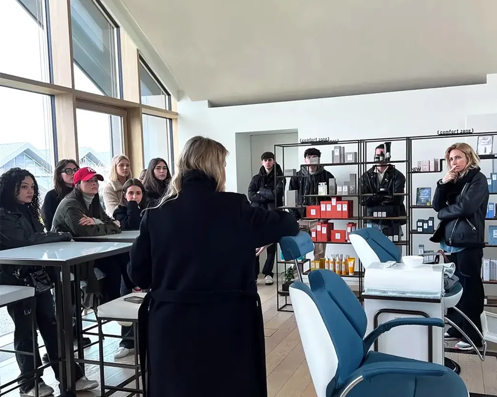 Studenti ascoltano l'esperta.