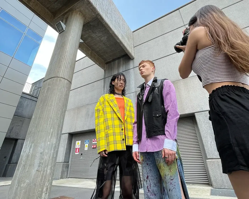 Due modelli vengono fotografati nel backstage.