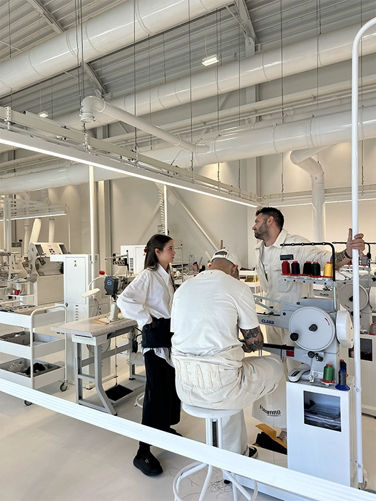 Professionisti lavorano nel laboratorio di Golden Goose.