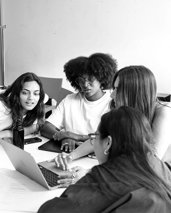 Studentesse lavorano a un progetto di gruppo al computer.