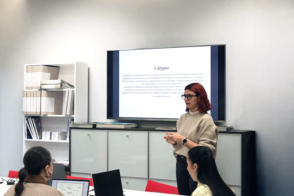 Studentessa presenta alla classe il suo progetto per il corso.
