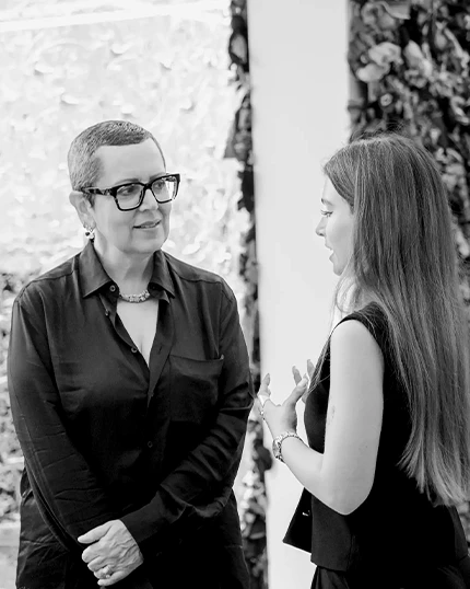 Studentessa si confronta con un'esperta.