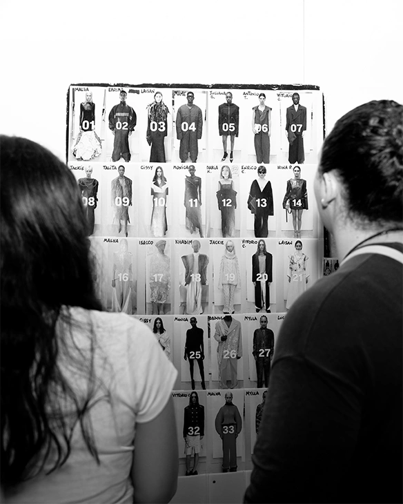Due studentesse controllano i lookboard.