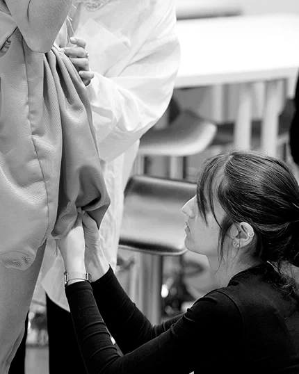 Studentessa confeziona una gonna azzurra.