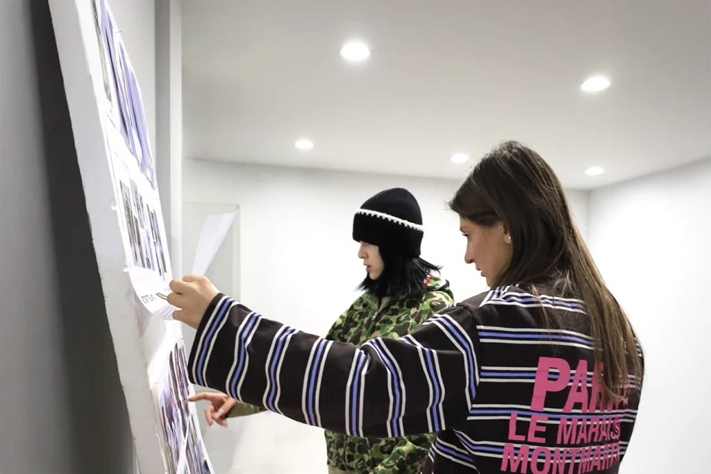 Studentesse controllano il lookbook per lo shooting.