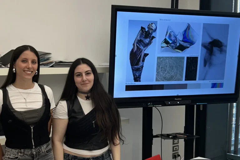 studentesse che presentano il loro progetto di collezione activewear durante l'esane