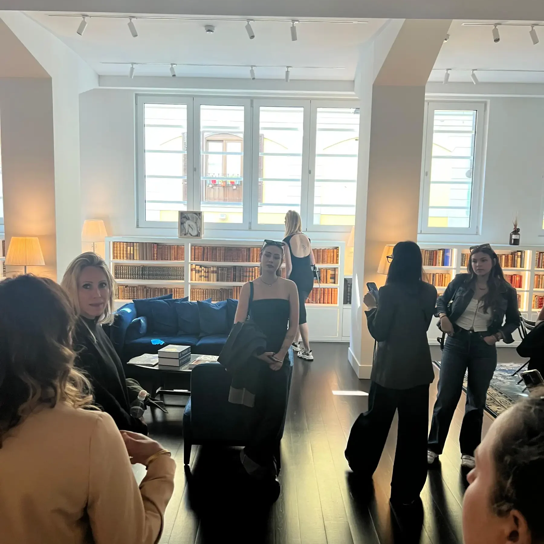 un gruppo di studentesse del Master all'interno di un locale con profumi che ascoltano una lezione