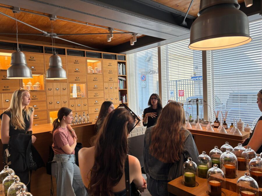 featured-news-labsolue un gruppo di studentesse del Master all'interno di un locale con profumi che ascoltano una lezione