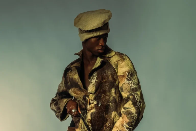 modello a mezzo busto che posa vestito da marinaretto