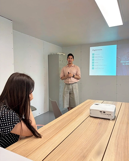 Peter Jeun Ho Tsang, CEO di Beyond Form, tiene una lezione.