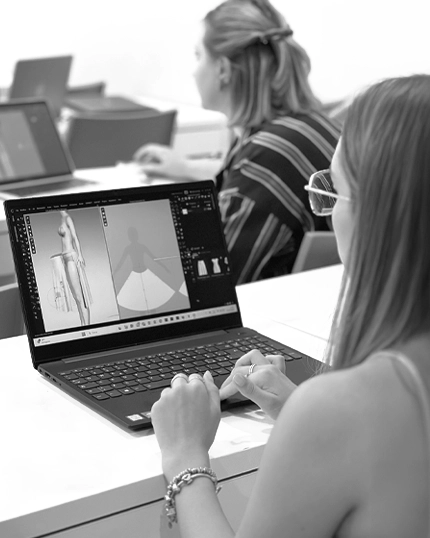 Studentessa lavora sul suo computer ad un progetto con Clo3D.