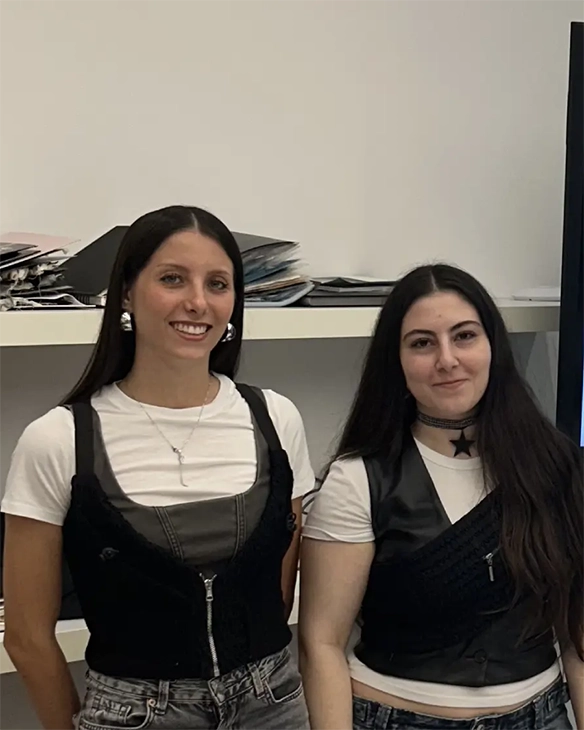 Studentesse presentano il loro progetto per Norman.