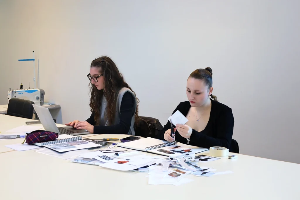 Studentesse lavorano alla creazione di collage.