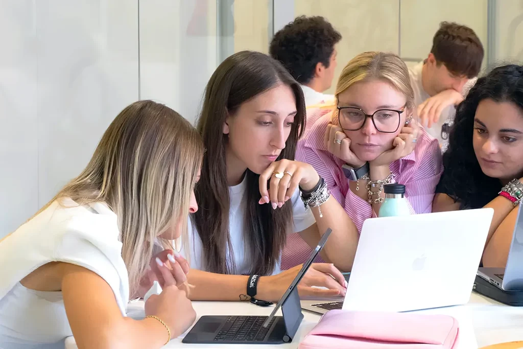 Studentesse lavorano insieme ad un progetto al computer.