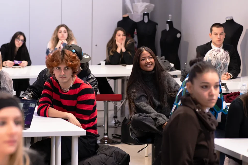 Studenti in aula seguono la lezione.