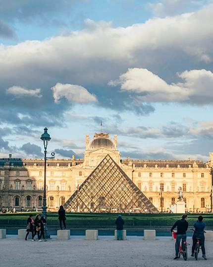 Studenti in gita al Louvre di Parigi.