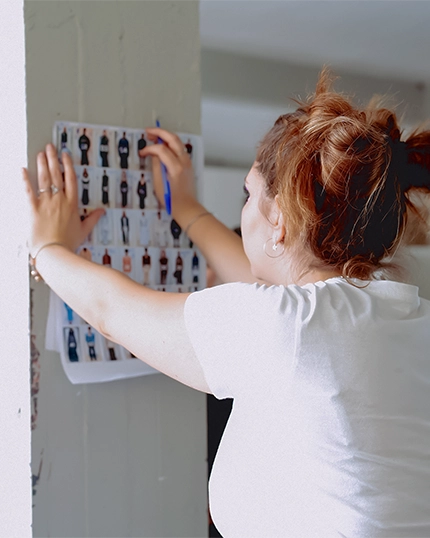Studentessa controlla il lookboard.