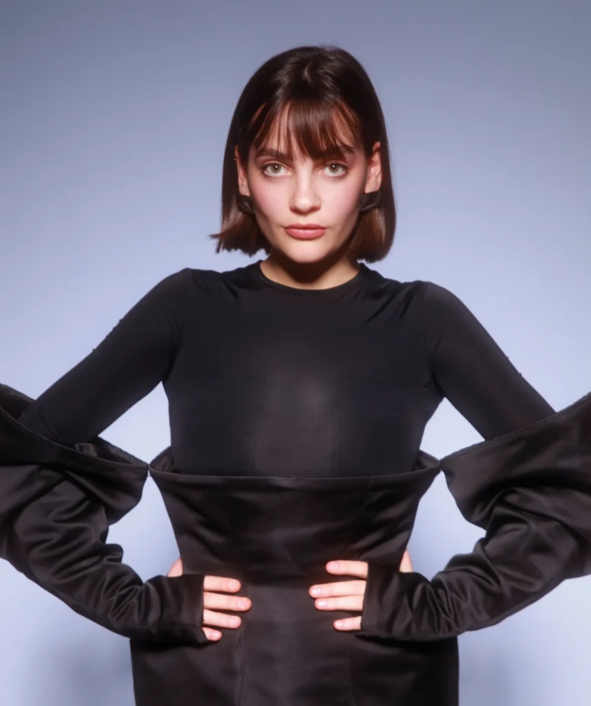 studentessa che indossa un suo look con dress nero e manicotti