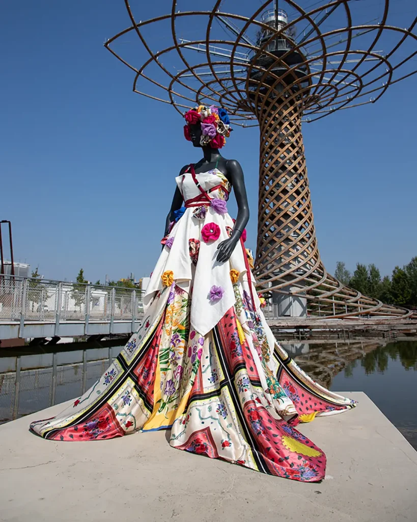 Look su un manichino in uno spazio espositivo di Milano.