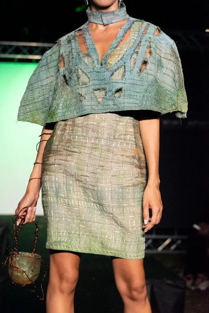 Modella indossa un look interamente composto da tessuti sostenibili.