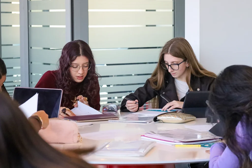 Studentesse in aula disegnano bozzetti.