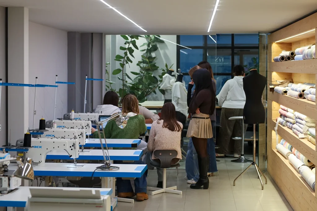 Gruppo di studenti a lezione nel laboratorio.