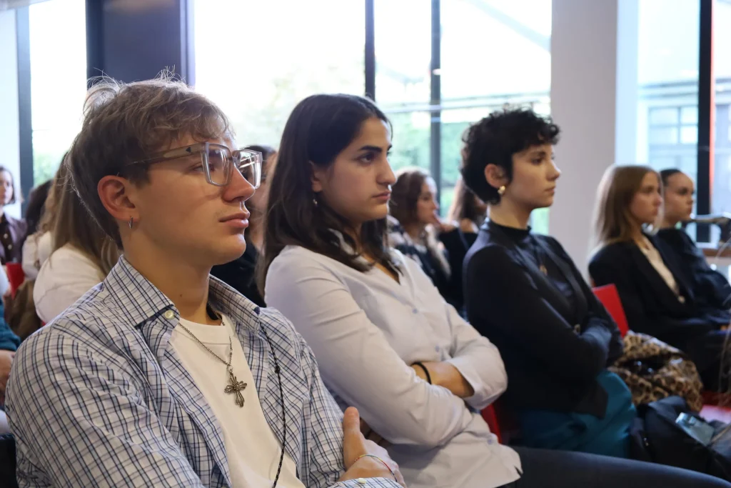 Studenti seguono la lezione in aula.