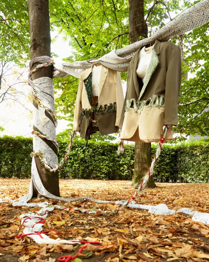 Installazione composta da due look appesi tra gli alberi.