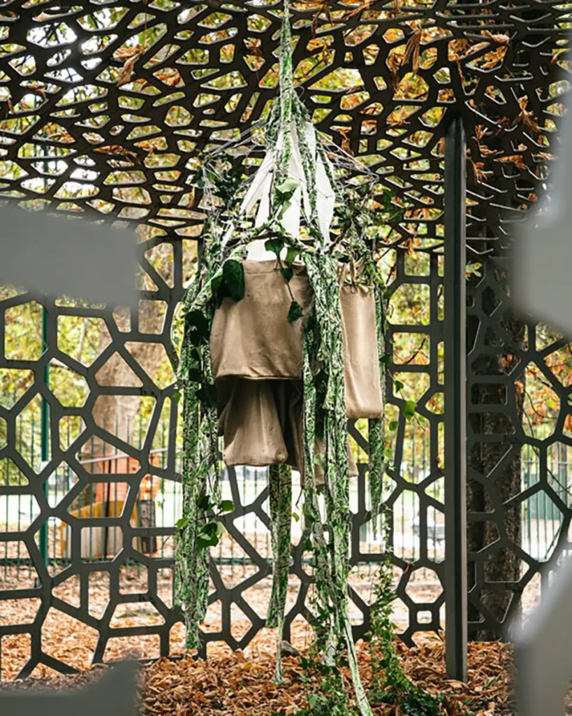 Installazione di molteplici borsine intrecciate con la vegetazione.