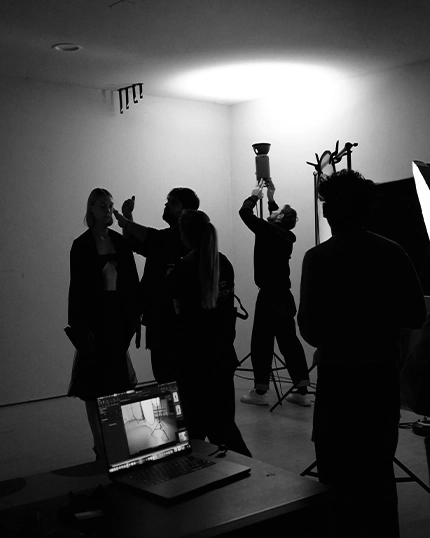 Studenti e professionisti fotografi sistemano gli strumenti in studio, per iniziare la sessione fotografica.