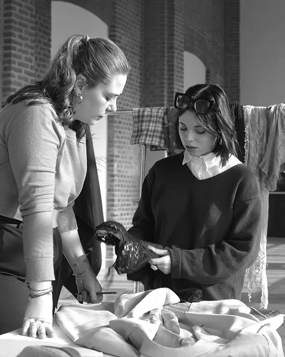 Due studentesse lavorano in un laboratorio di moda.