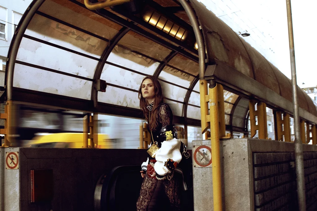 Modella possa sulle scale della metro di Milano.