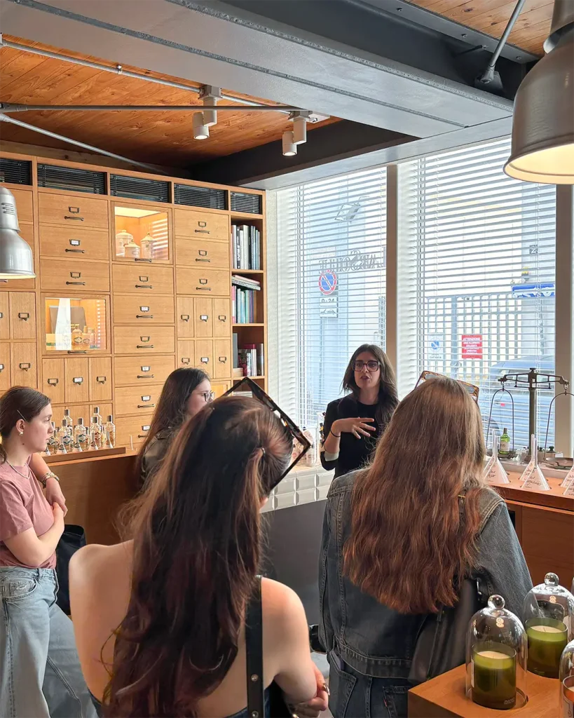 Una professionista di Labsolue accompagna gli studenti in un tour del laboratorio.